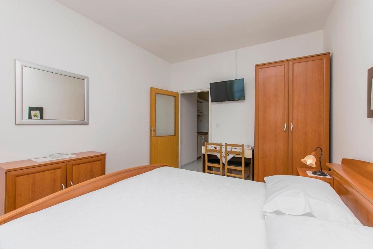 Apartment And Rooms Franka Zaboric Exterior photo