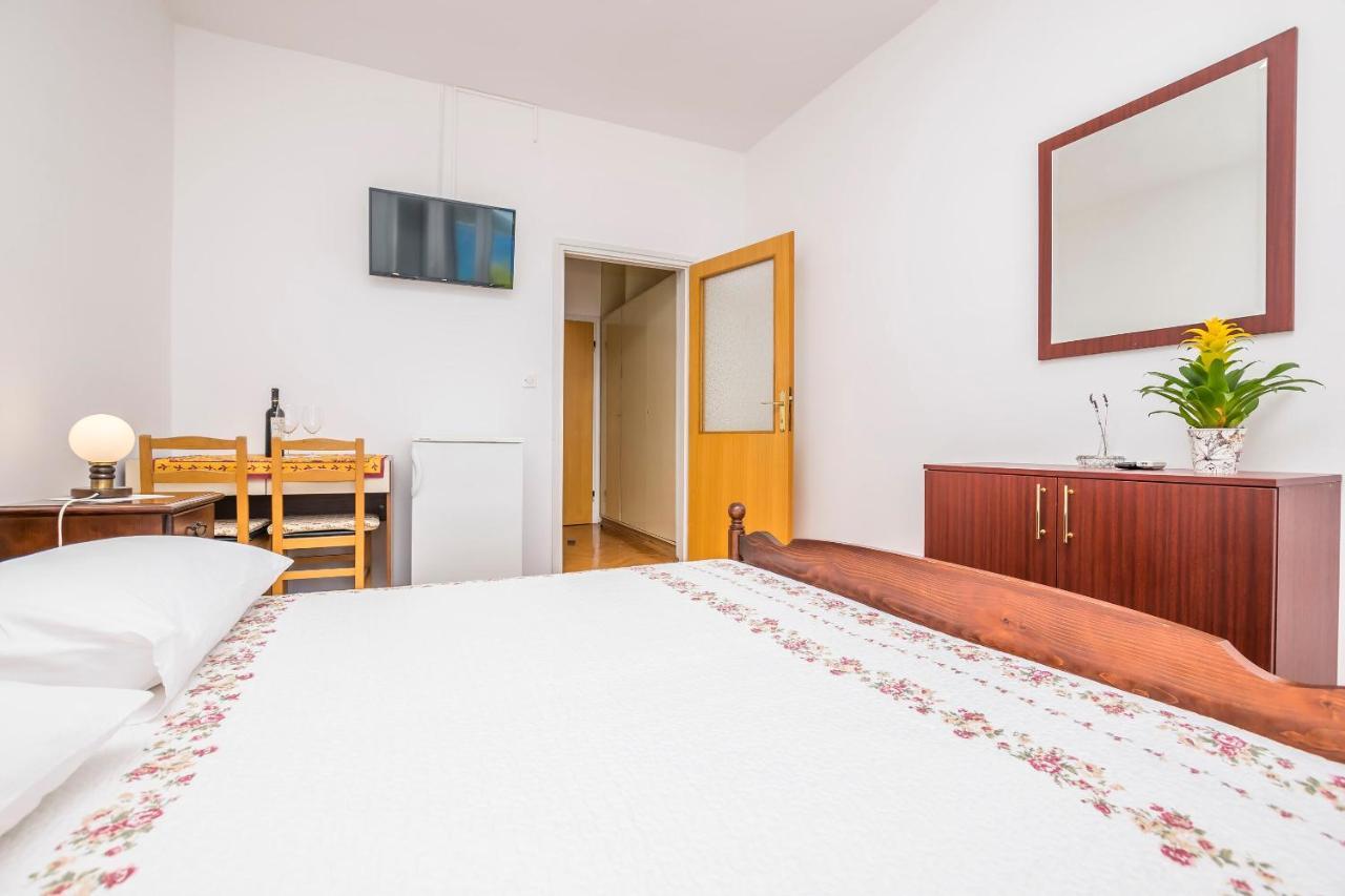 Apartment And Rooms Franka Zaboric Exterior photo